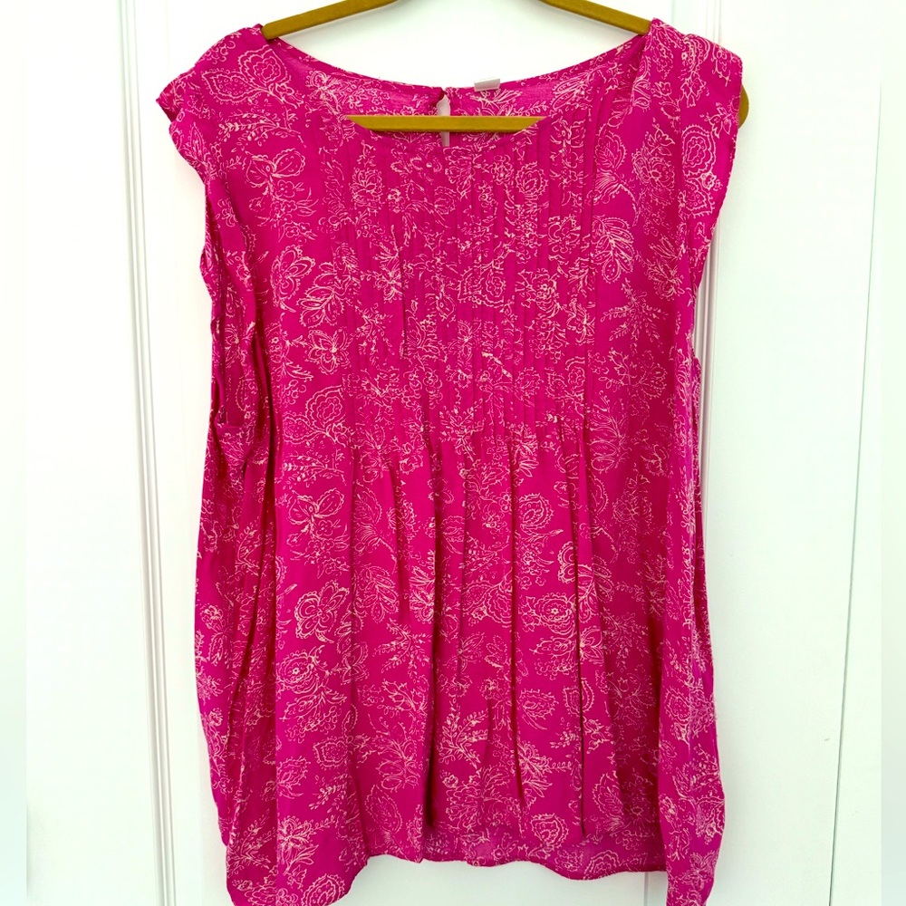 Old Navy size XXTG hot pink summer weight top, fluffle cap sleeves & pin tucks.